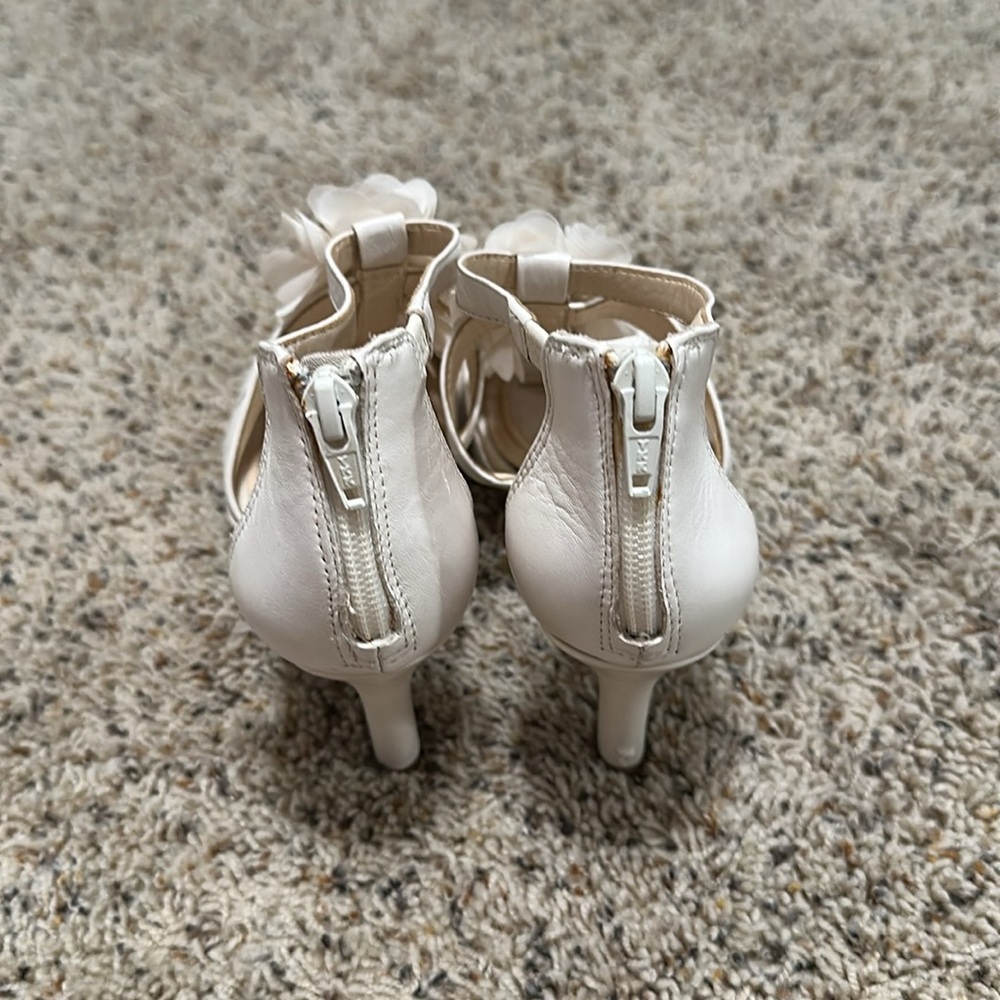 Elegant Cream Floral Women's Sandals - Picture 3 of 10